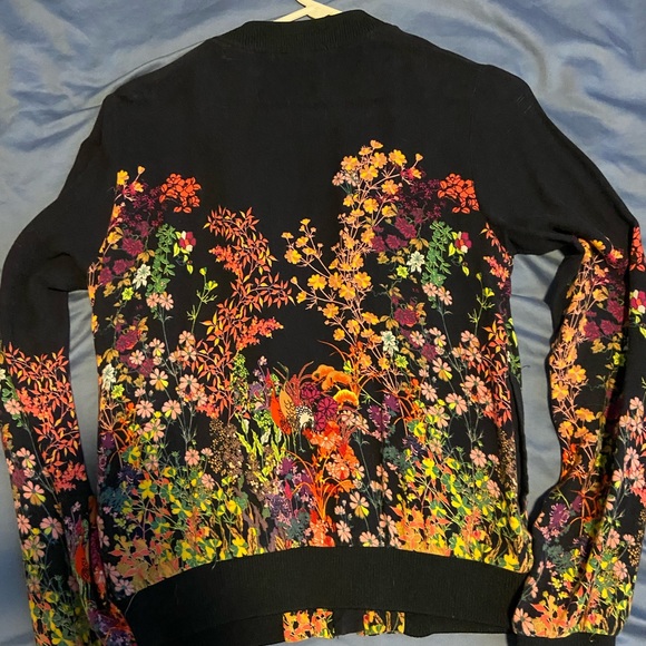 Zip-up floral long sleeve shirt/light jacket. - Picture 1 of 5